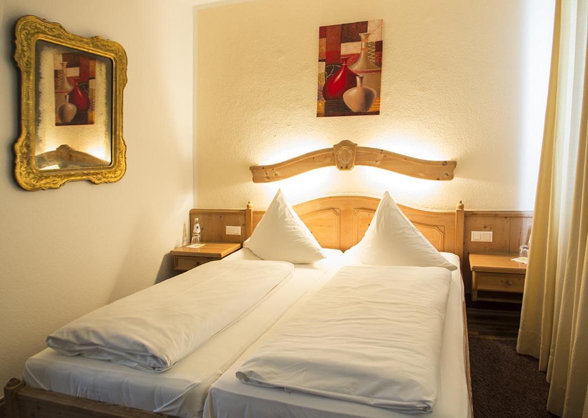 Hotel Schlee Hohenschaftlarn Ruang foto