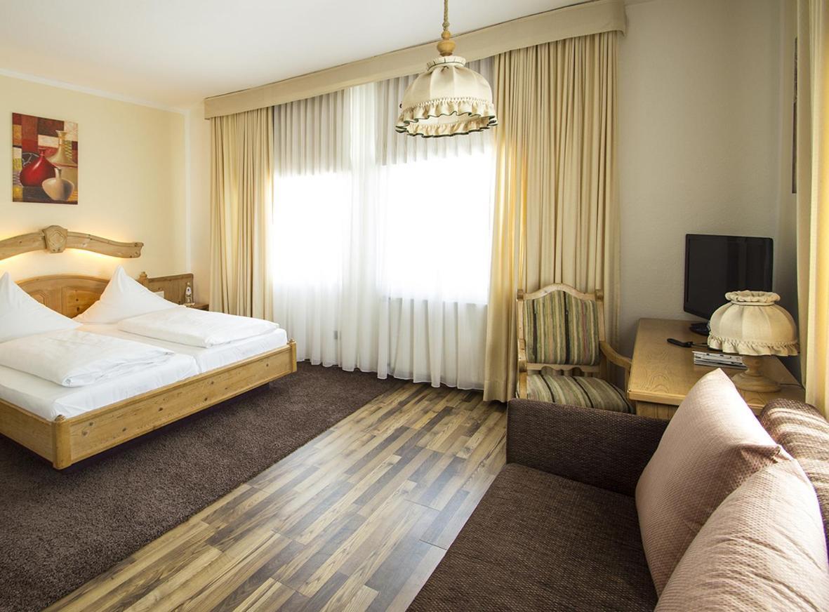 Hotel Schlee Hohenschaftlarn Ruang foto