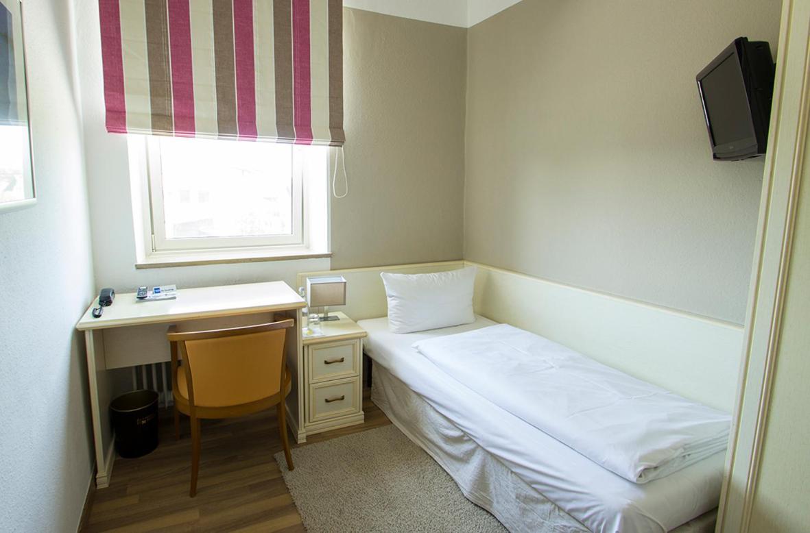Hotel Schlee Hohenschaftlarn Ruang foto