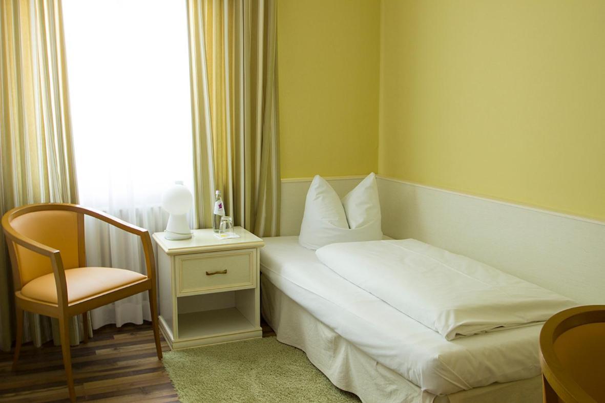 Hotel Schlee Hohenschaftlarn Ruang foto