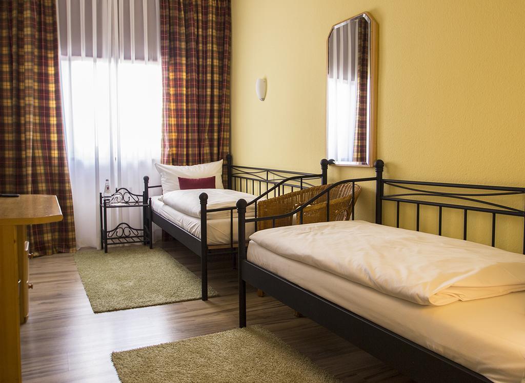 Hotel Schlee Hohenschaftlarn Ruang foto
